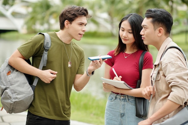 Estudiantes escuchando un mensaje de voz