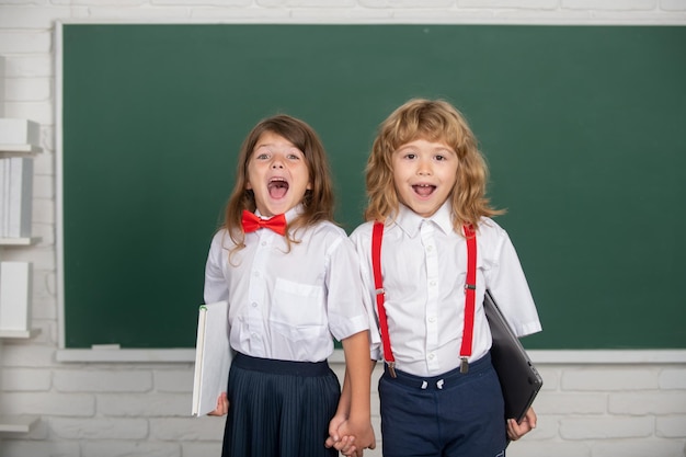 Los estudiantes de la escuela pequeña, niños y niñas en la escuela, la amistad de los niños, divertido, emocionado, asombrado, amigo de la escuela.