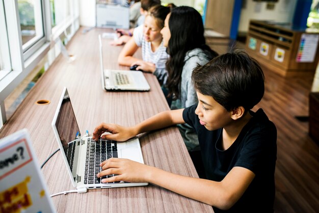 Estudiantes de estilo de vida e-learning con laptop