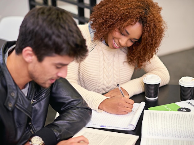 Los estudiantes estudian en la biblioteca, las personas aprenden para el trabajo en equipo de educación universitaria y escriben notas Conocimiento de desarrollo académico con hombres y mujeres jóvenes que estudian para investigación de exámenes y becas