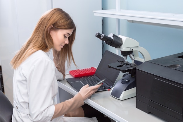 Estudiantes de la Facultad de Microbiología o Química