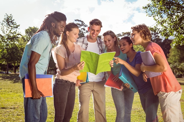 Estudiantes felices afuera en el campus