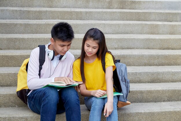 Estudiantes felices al aire libre con libros