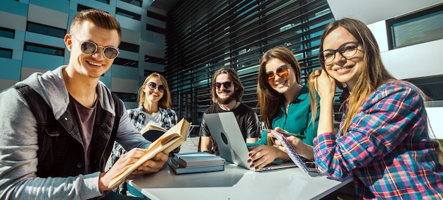 Estudiantes felices antes del edificio moderno