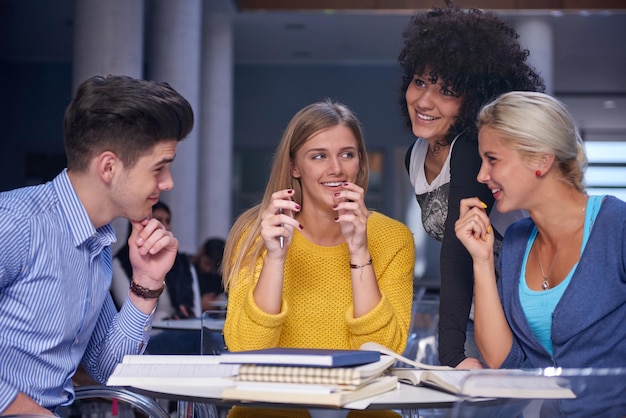 Foto estudiantes felices estudian en grupo en el aula