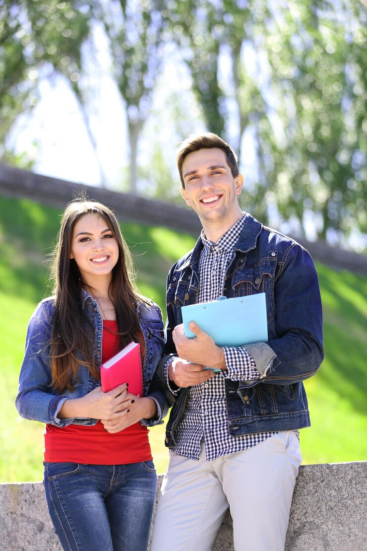 Foto estudiantes felices en el parque