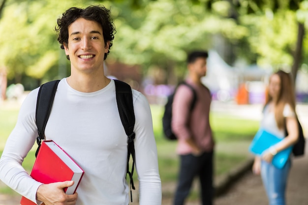 Foto estudiantes felices sonriendo al aire libre