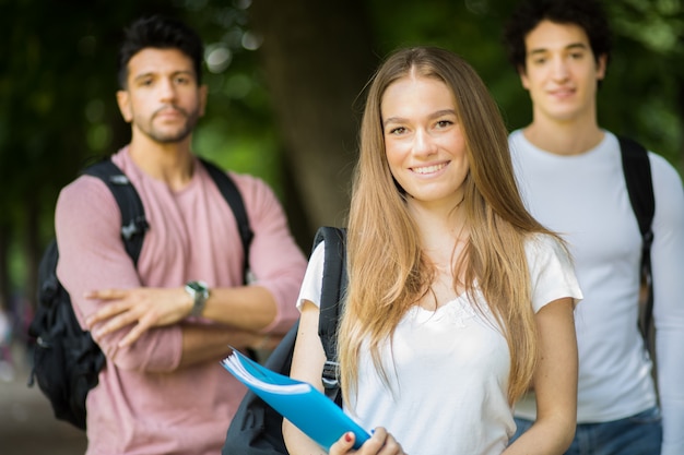 Foto estudiantes felices sonriendo al aire libre