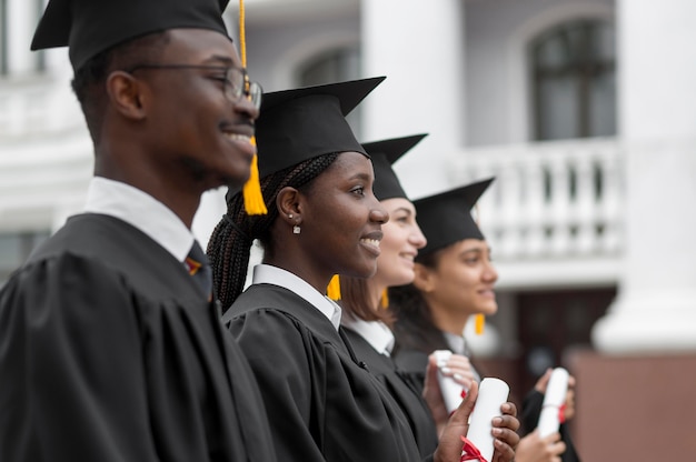 Foto estudiantes graduados felices de tiro medio