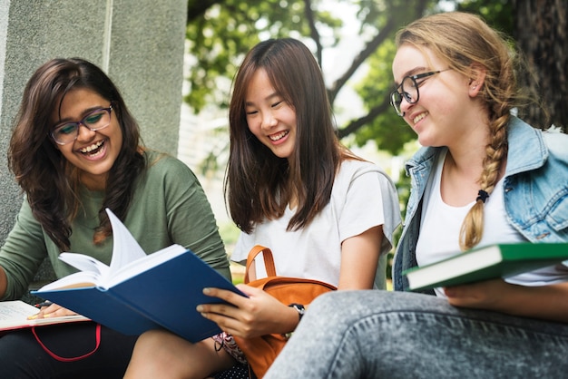 Estudiantes haciendo tarea en el parque.