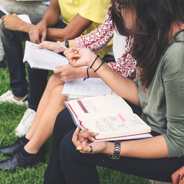 Estudiantes haciendo la tarea en el parque