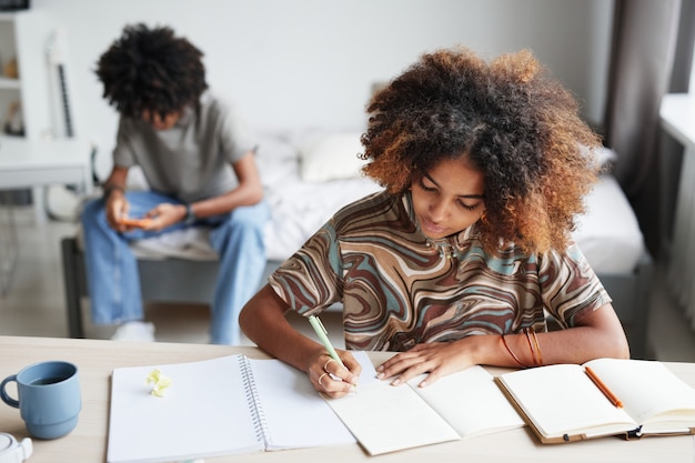 Estudiantes haciendo tarea