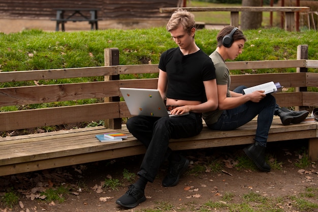 Estudiantes homosexuales de tiro completo al aire libre