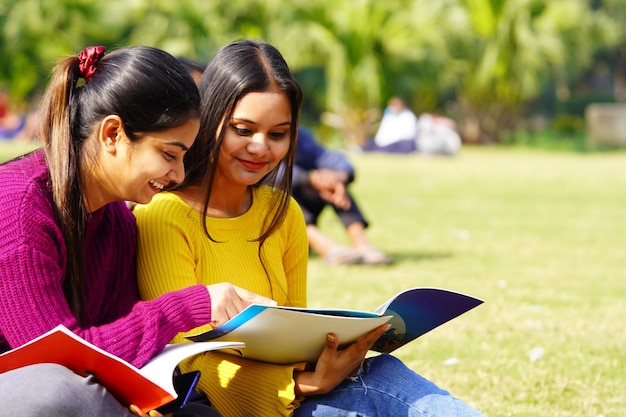 Estudiantes indios con libros