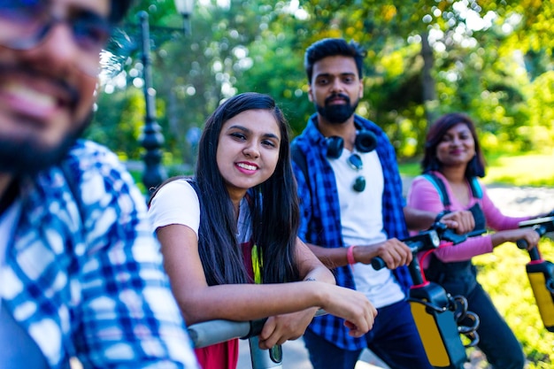 Estudiantes indios mantienen distancia y hacen tareas al aire libre