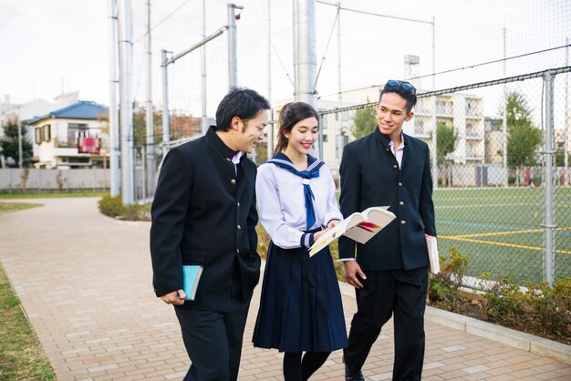 Estudiantes japoneses reunidos al aire libre