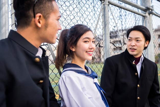 Estudiantes japoneses reunidos al aire libre