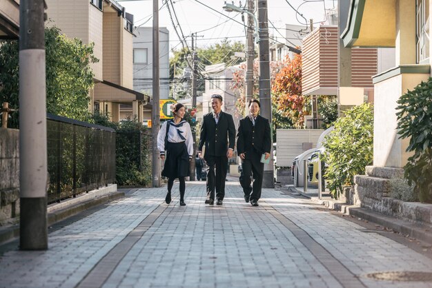 Estudiantes japoneses reunidos al aire libre