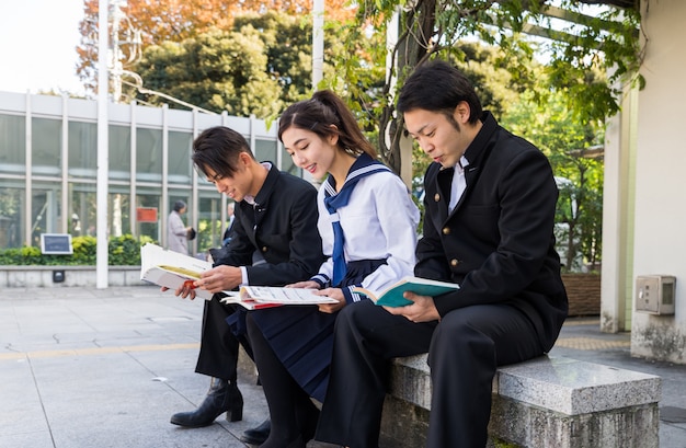 Estudiantes japoneses reunidos al aire libre