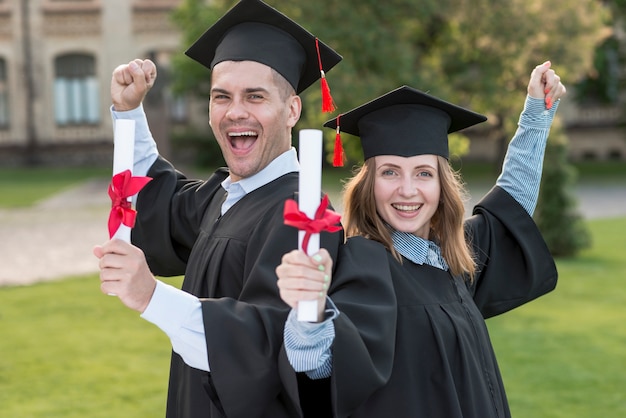 Foto estudiantes jóvenes celebrando su graduación