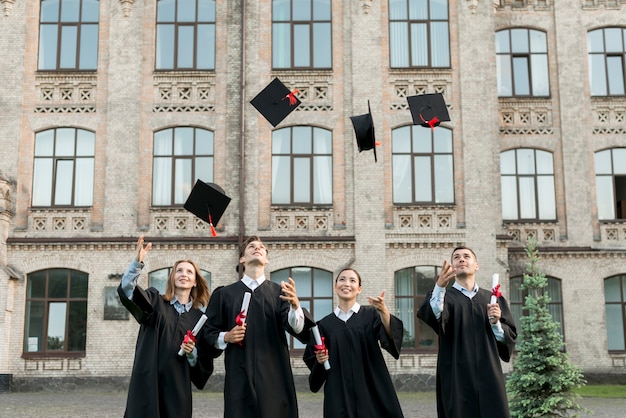Estudiantes jóvenes celebrando su graduación