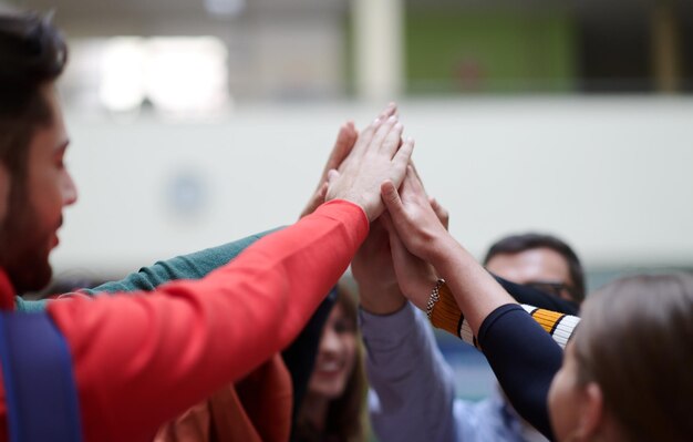 Foto estudiantes juntos en el brazo problema en el aire