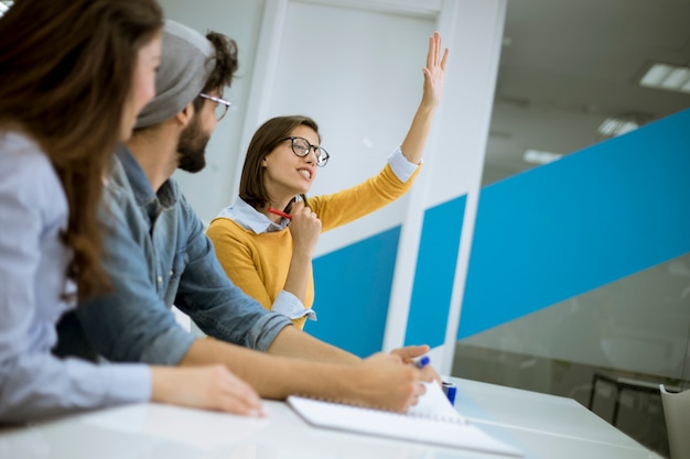 Estudiantes levantando la mano para responder a la pregunta durante el taller de capacitación.