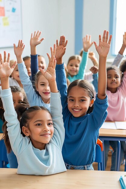 Estudiantes levantando las manos durante la clase en la escuela primaria