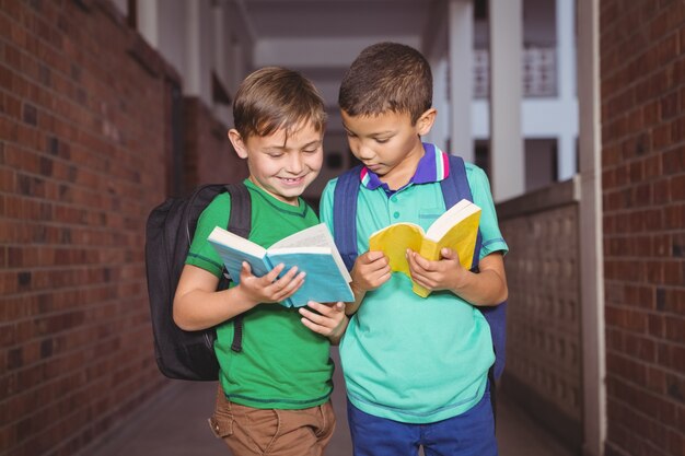 Estudiantes leyendo libros juntos