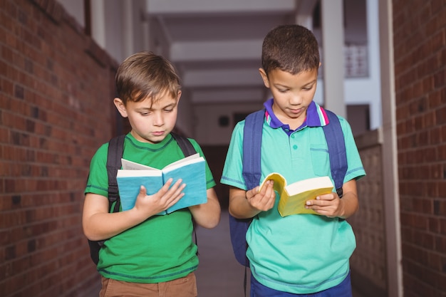 Estudiantes leyendo libros juntos