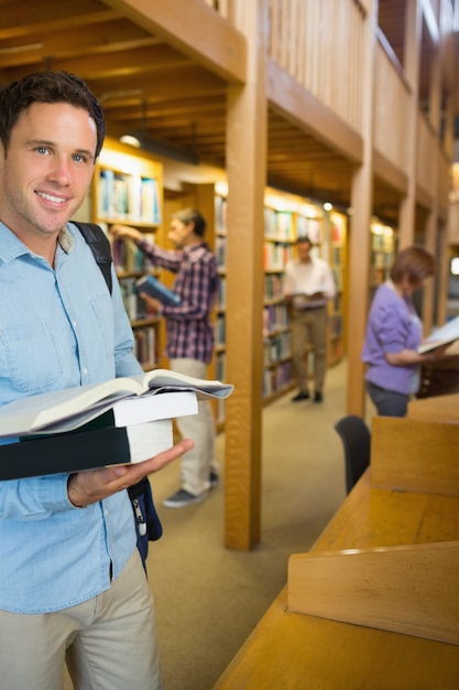 Foto estudiantes maduros en la biblioteca