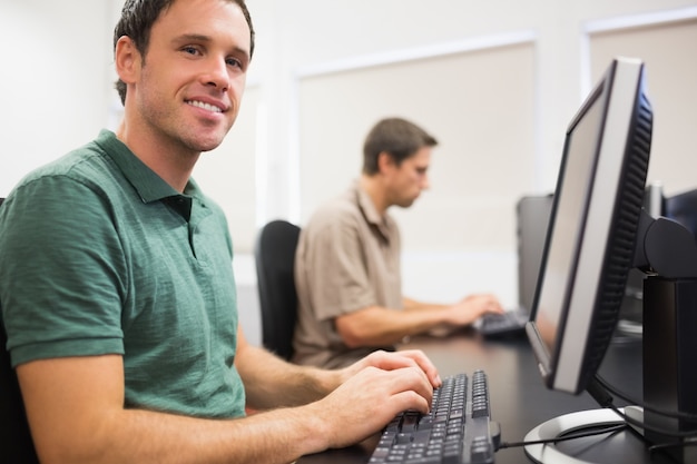 Estudiantes maduros en sala de informática