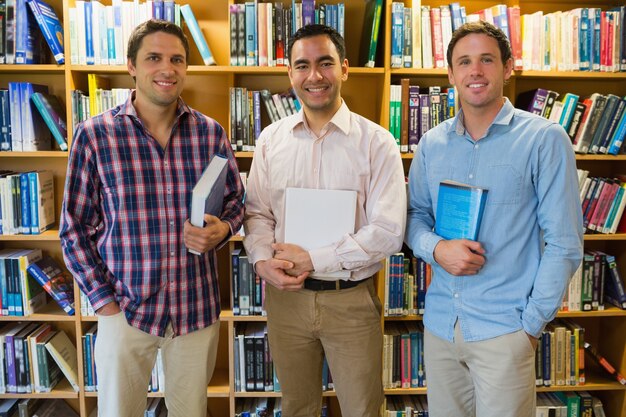 Estudiantes maduros sonrientes juntos en la biblioteca