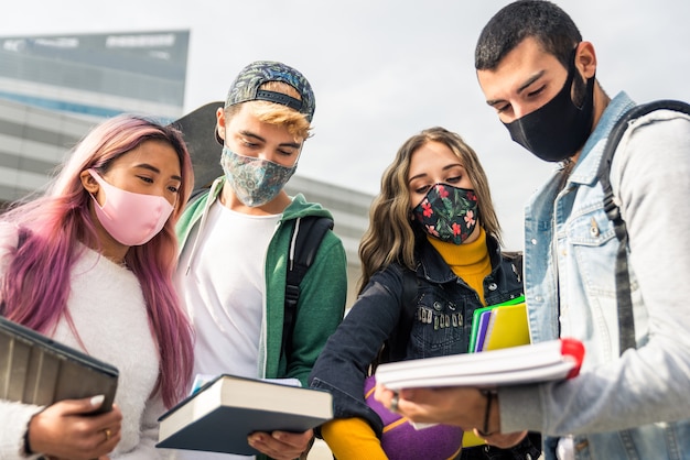 Estudiantes con máscaras faciales reunidos en la escuela.