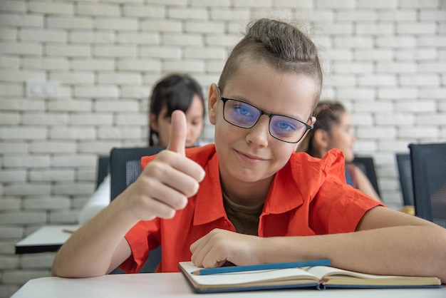 Los estudiantes masculinos de secundaria que usan anteojos están felices de venir a la escuela