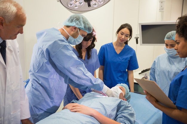 Estudiantes de medicina aprendiendo del profesor