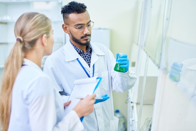 Estudiantes de medicina en laboratorio