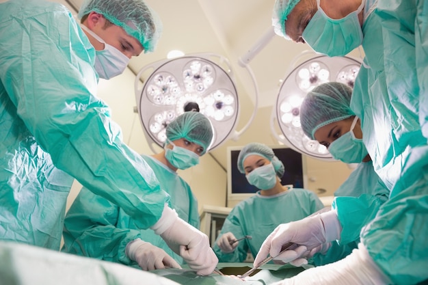 Estudiantes de medicina practicando cirugía en modelo