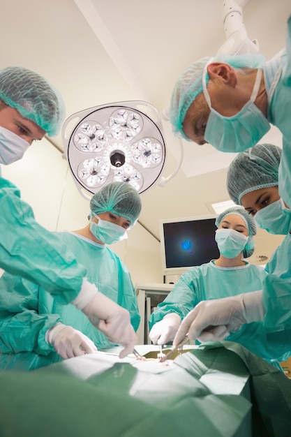 Estudiantes de medicina practicando cirugía en modelo