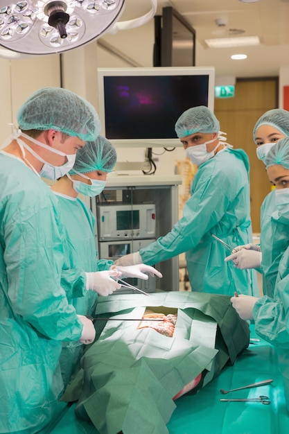 Estudiantes de medicina practicando cirugía en modelo