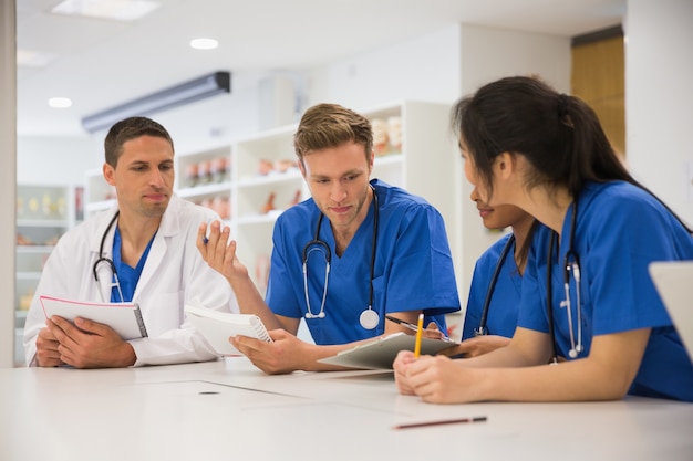 Estudiantes de medicina sentados y hablando