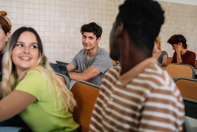 Estudiantes mirándose en clase