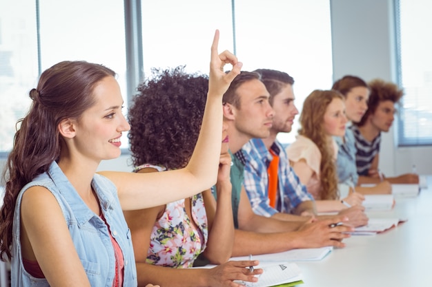 Estudiantes de moda atentos en clase