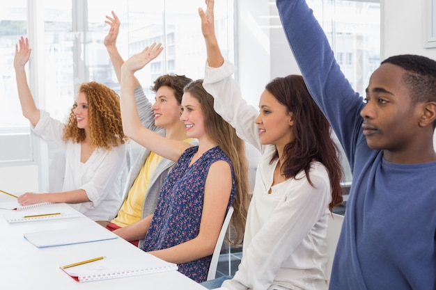 Estudiantes de moda atentos en clase