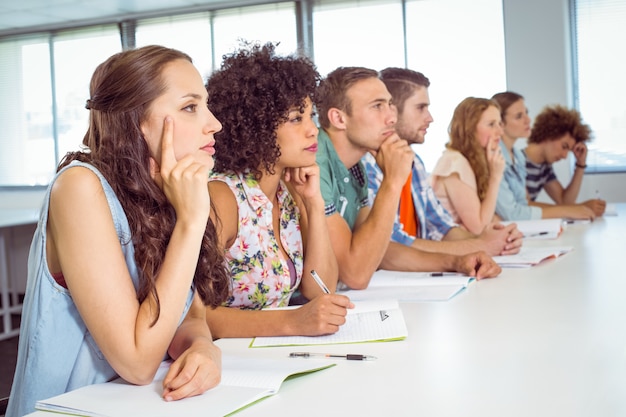 Foto estudiantes de moda atentos en clase