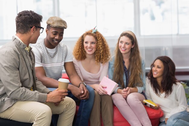 Estudiantes de moda charlando y sonriendo