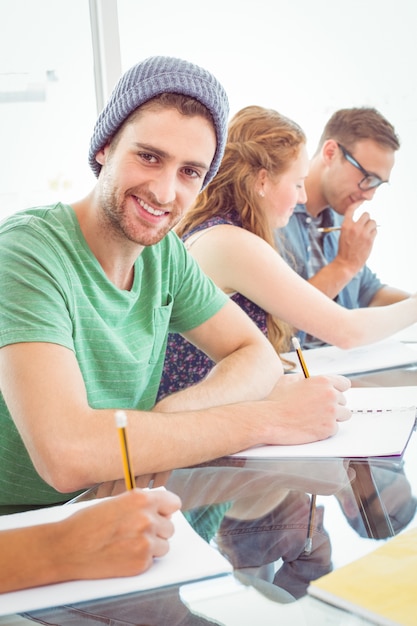 Estudiantes de moda escribiendo en el Bloc de notas