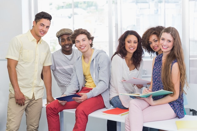 Foto estudiantes de moda leyendo sus notas