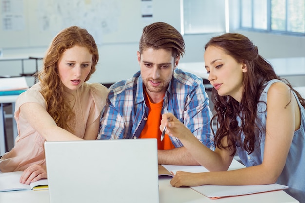 Estudiantes de moda mirando portátil