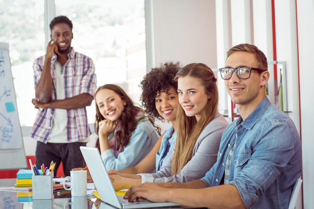 Estudiantes de moda sonriendo a la cámara